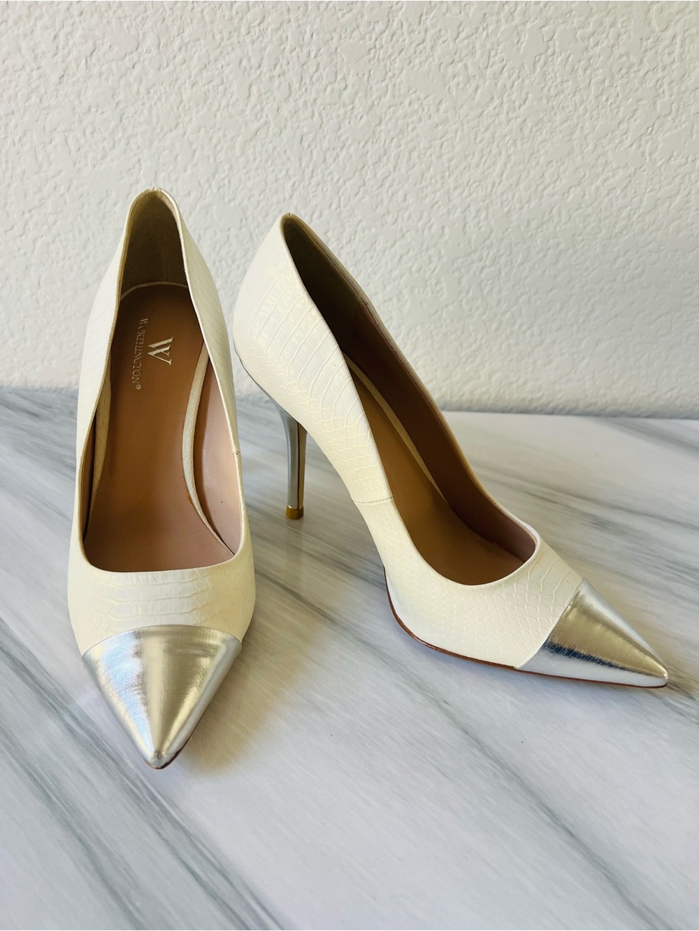 Worthington White Silver Snake Design 3” Pumps with Silver Cap Toe Women’s 7